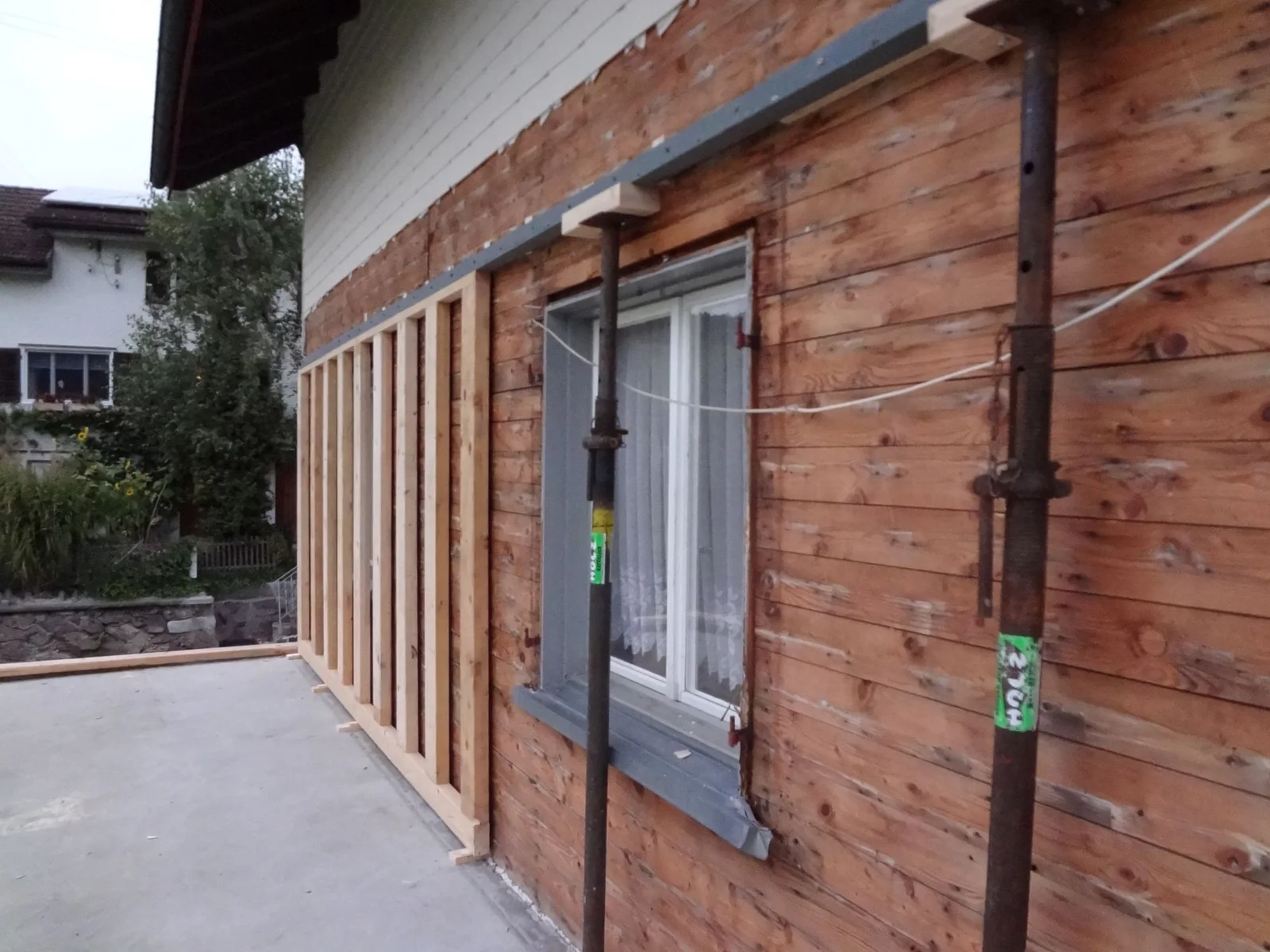 Neue Ständerkonstruktion an einer bestehenden Holzfassade