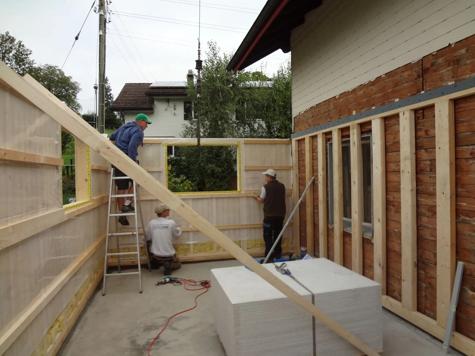 Montage von Holzelementen beim Umbau
