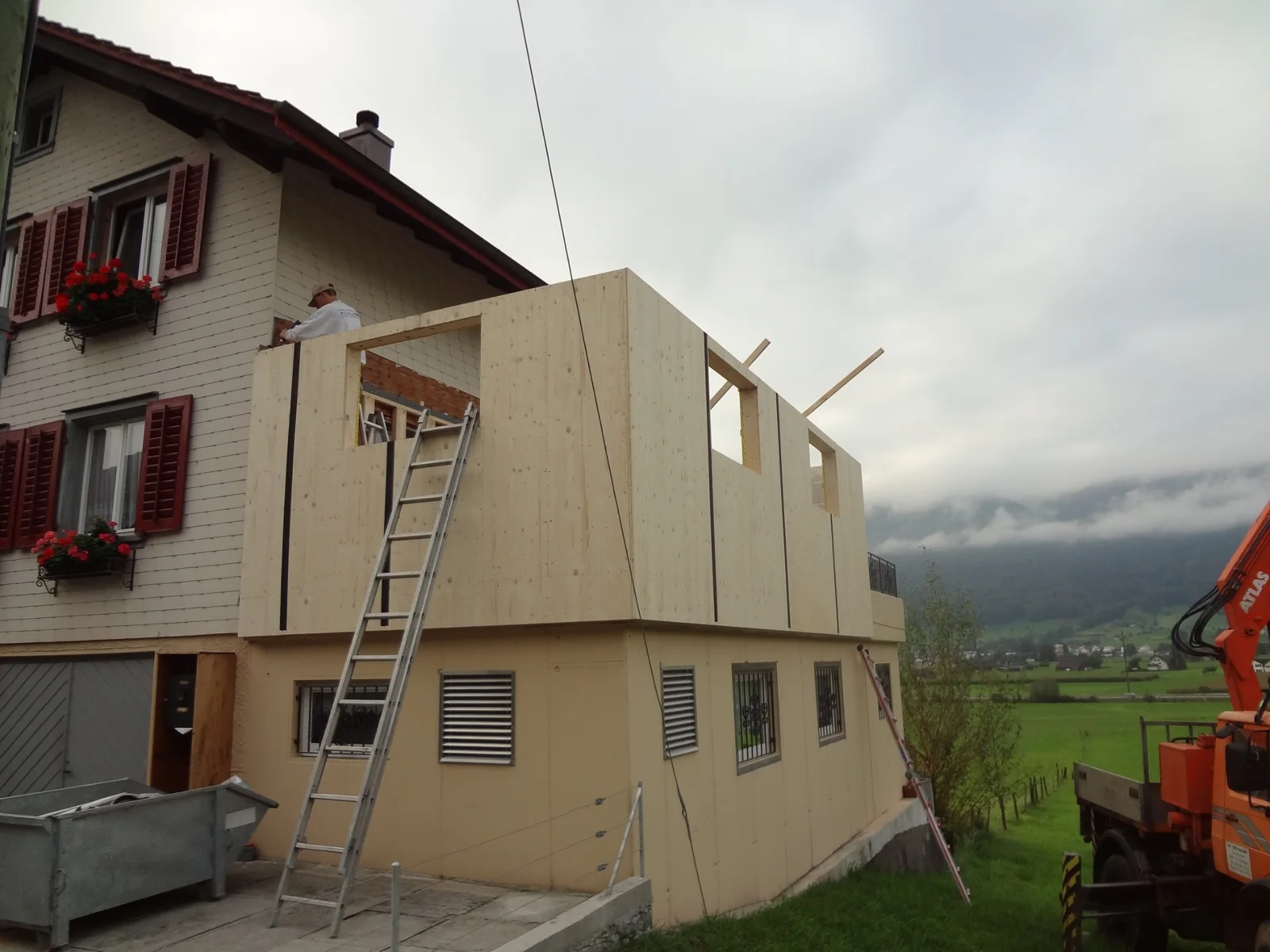 Anbau aus Holzelementen an ein bestehendes Wohnhaus