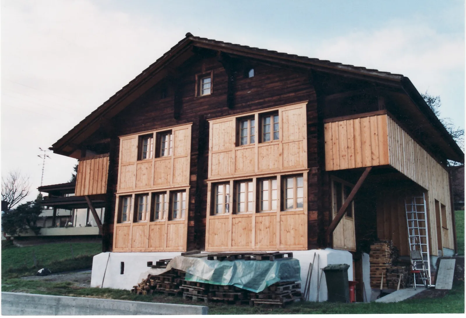 Chalet mit neuer Holzverkleidung an der Fensterfront
