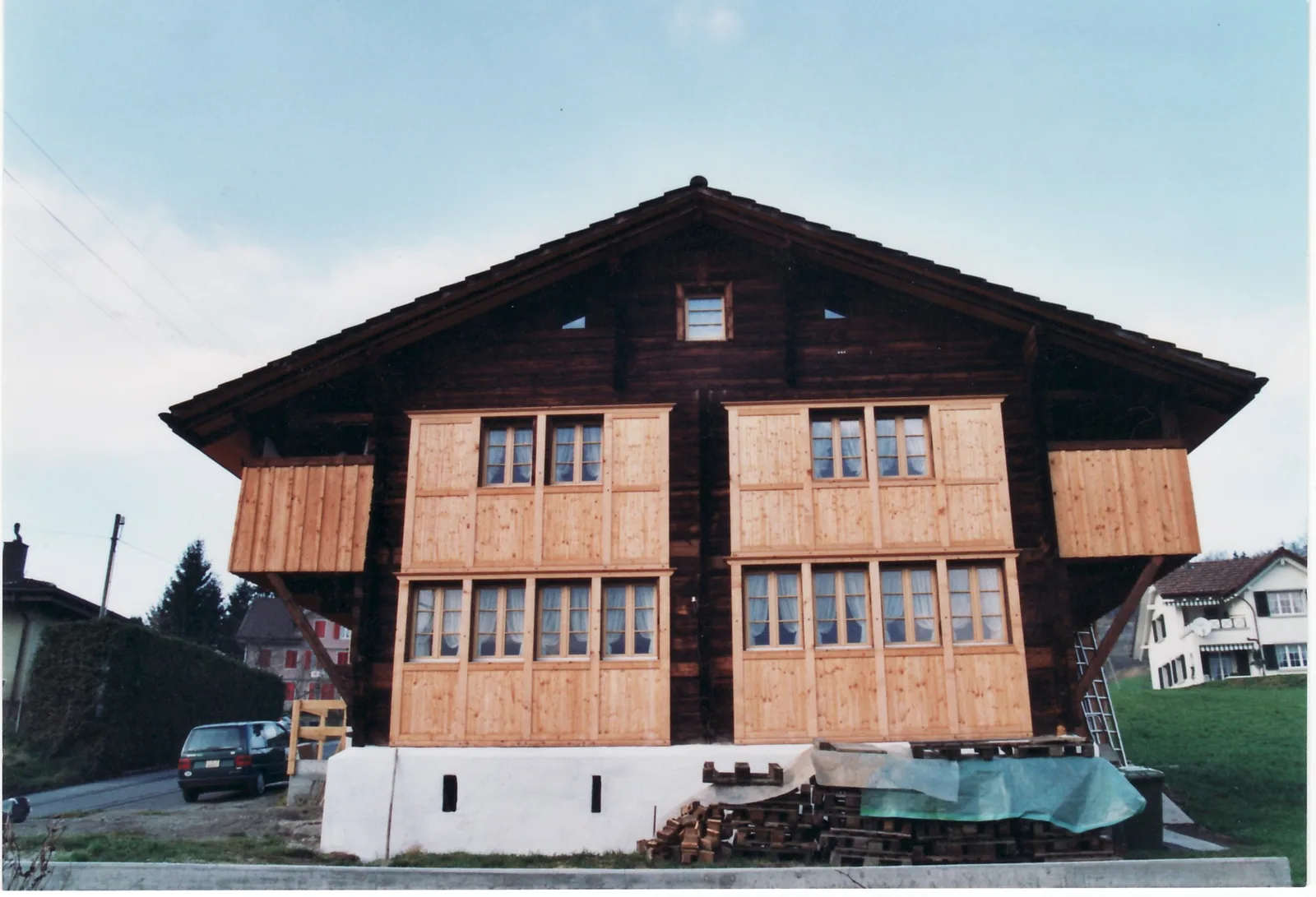 Frontansicht des Chalets mit neuer Holzverkleidung