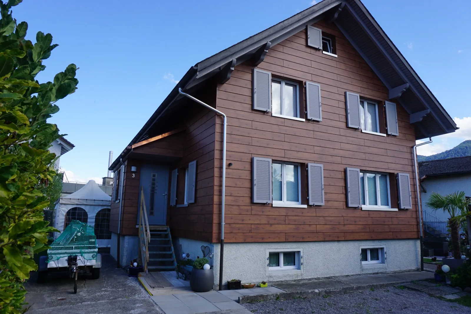 Wohnhaus mit neuer Fassade in Holzoptik