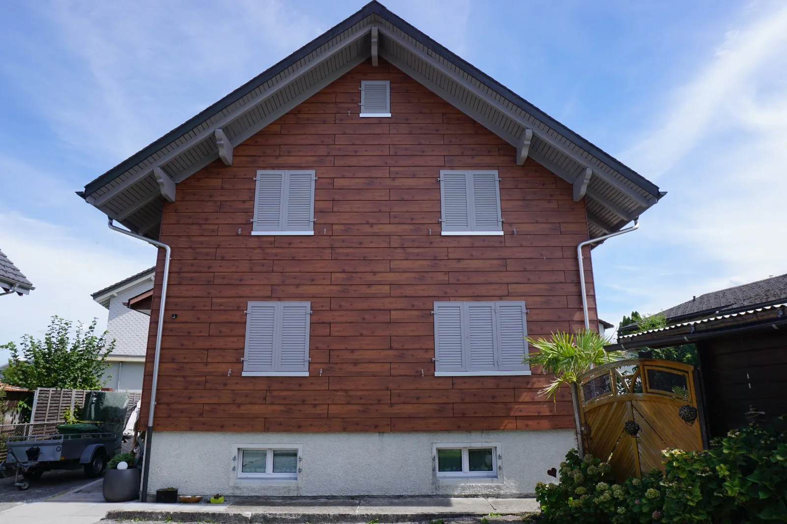 Giebelseite mit neuer Fassade in Holzoptik