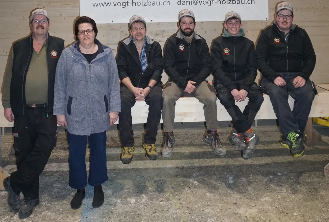 Das Team der D. Vogt Holzbau GmbH in der Werkhalle