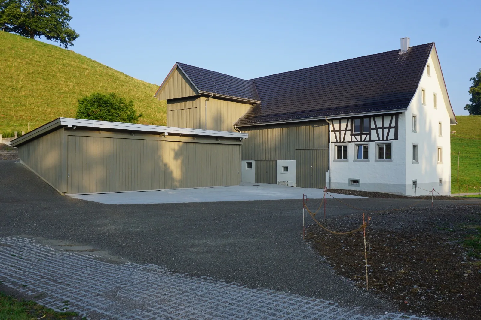 Umgebautes Bauernhaus mit Riegelfassade, Scheune und Anbau mit Holzschalung